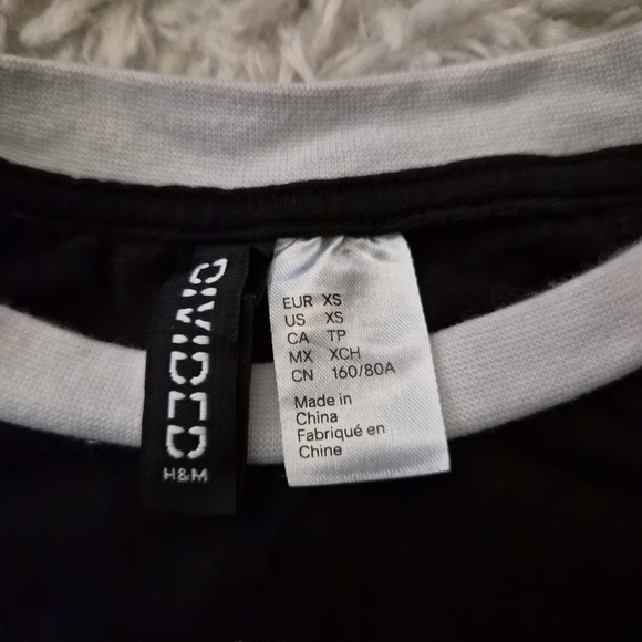 ☆5/$15☆H&M Divided EXTRA Racing Long Sleeve Shirt | Black & White | XS - Picture 9 of 16